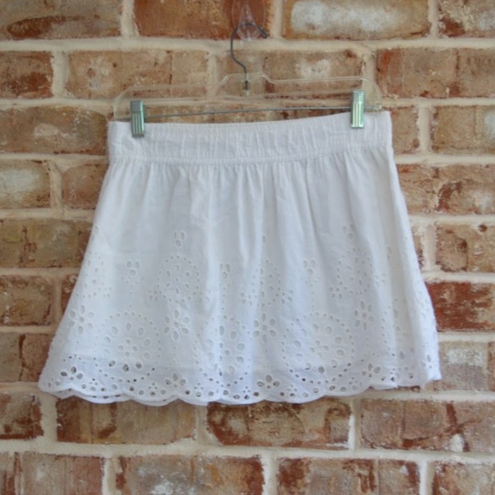 NWOT Delia's white eyelet lace mini skirt with elastic waist, size M